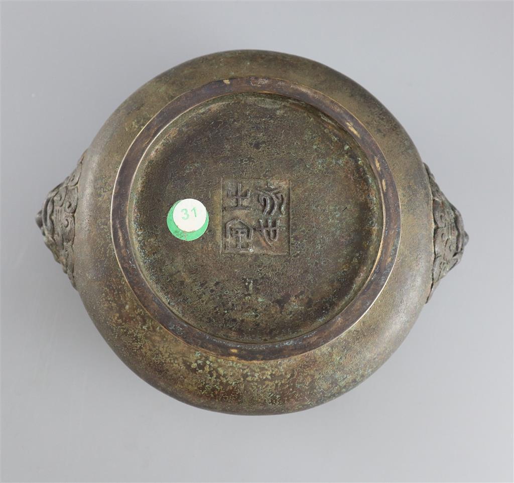 A large Chinese bronze gui censer, 21.5cm wide